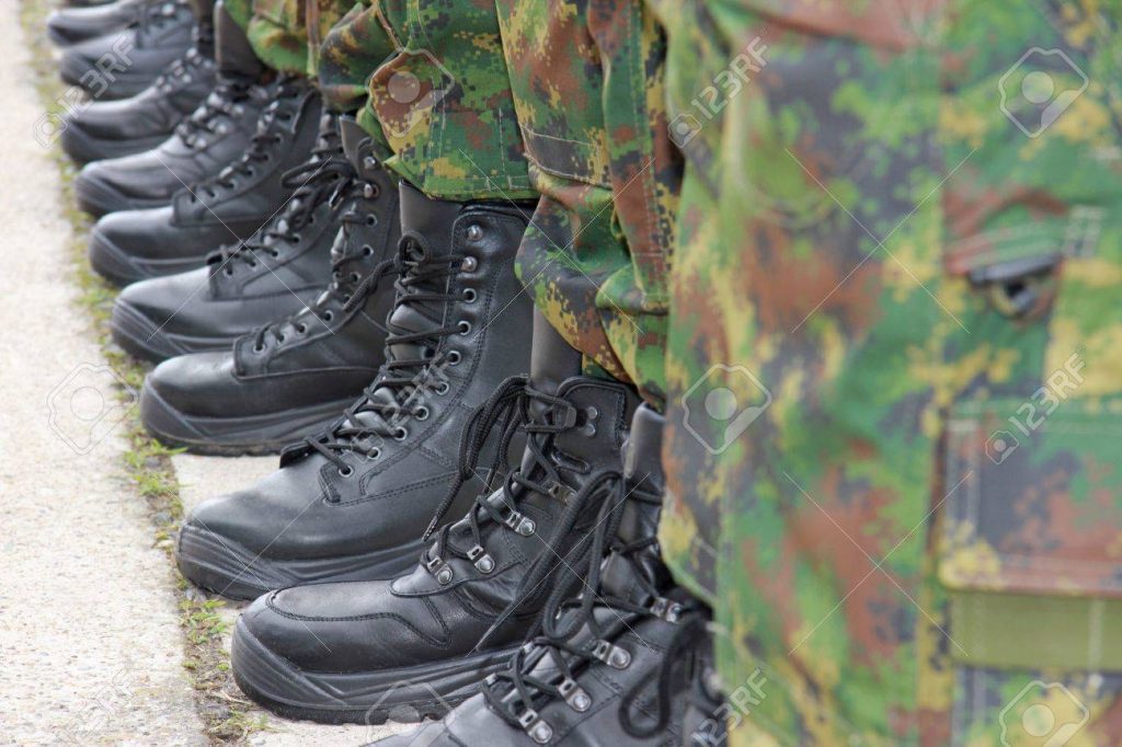 pesadeos de agosto - botas militares