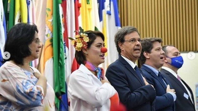 Michele Bolsoanro de palhaça - calores políticos
