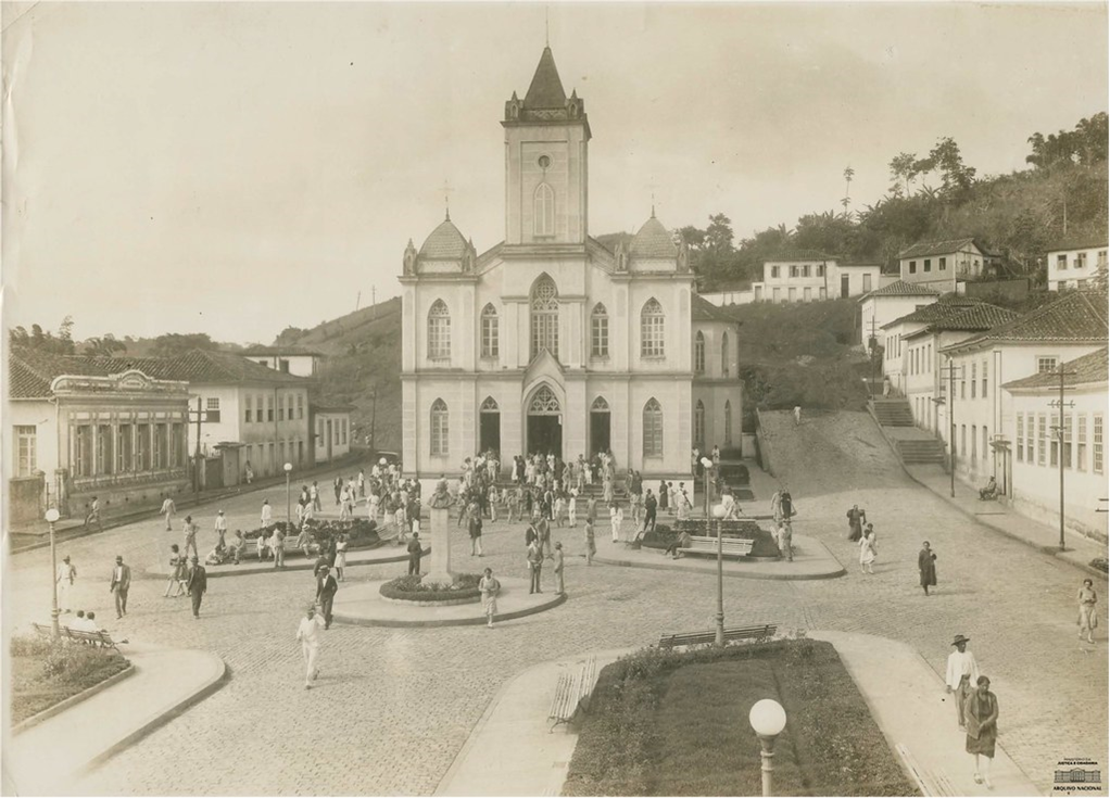 Urucânia - Certamente era essa a praça e a igreja do Padre Pinto