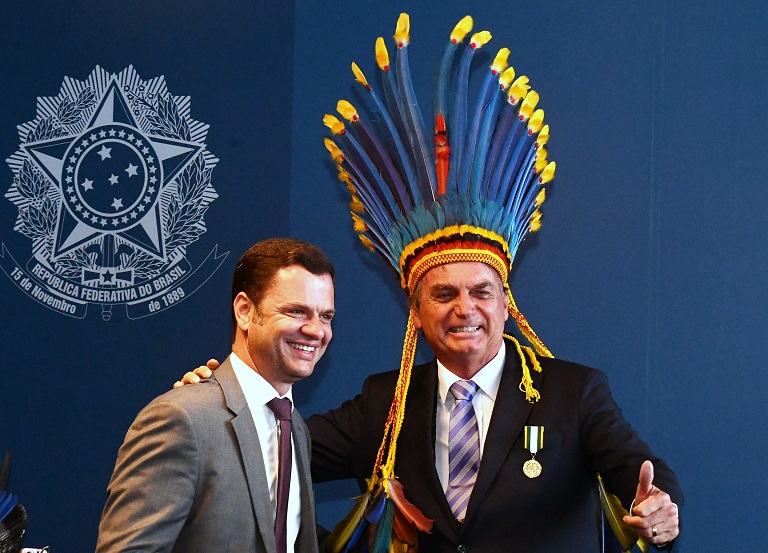 Da medalha do Mérito Indigenista ao Cocar do Genocídio.