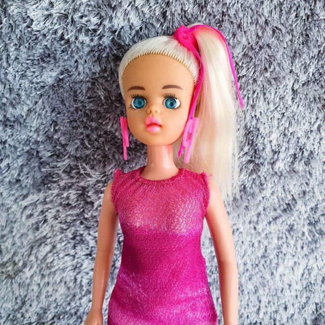 Designer de moda que desenhava roupas da Barbie ganha versão da boneca em  sua homenagem - Revista Marie Claire