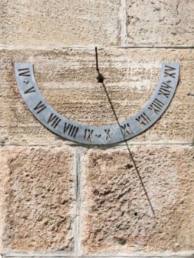 Relógio solar antigo