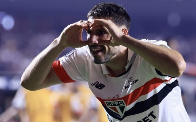 Olha o Tricolor no topo, minha gente!