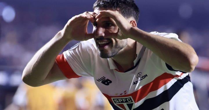 Olha o Tricolor no topo, minha gente!