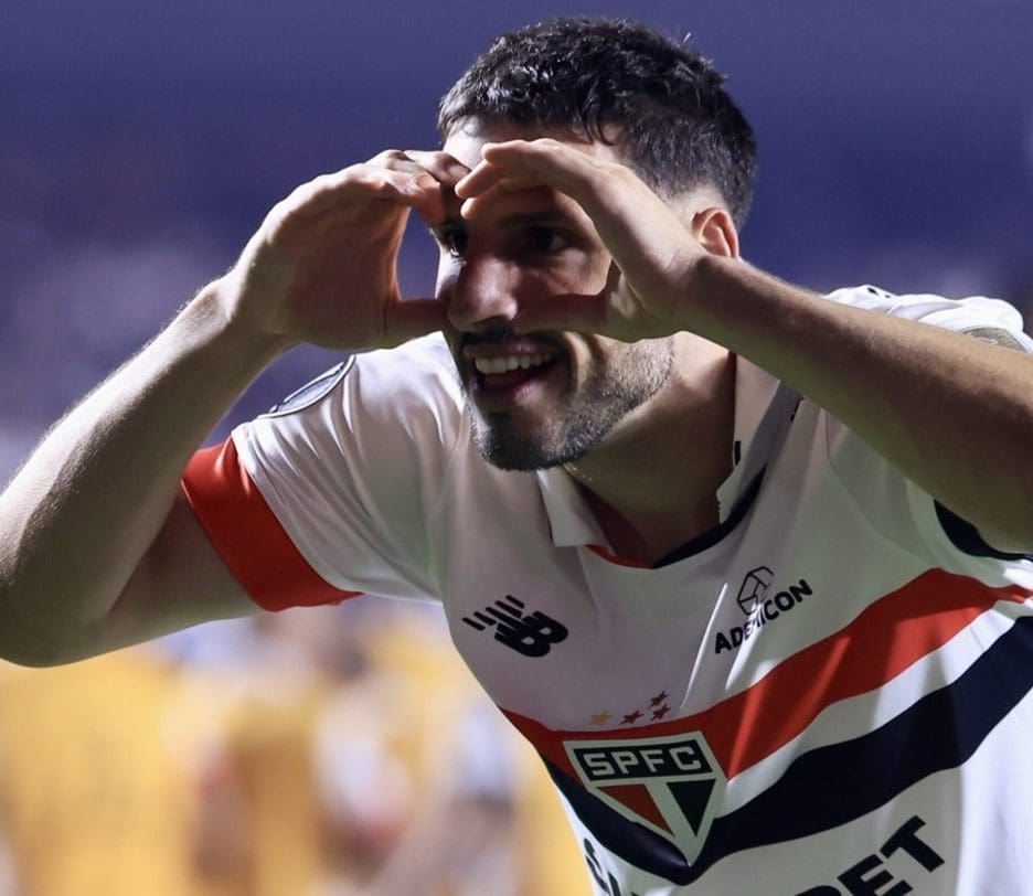 Olha o Tricolor no topo, minha gente!